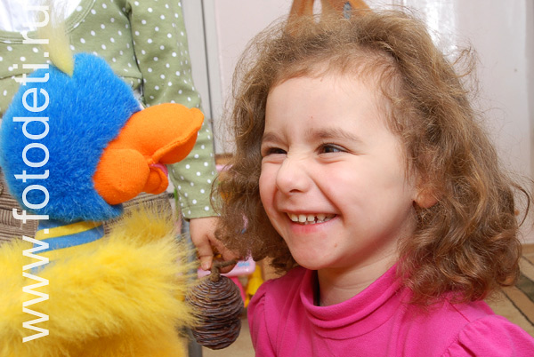Фотографии детей в авторском фотобанке. С помощью кукол-перчаток можно вызвать у детей много положительных эмоций.