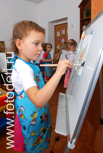 Творческое развитие детей. Ребёнок рисует на мольберте.