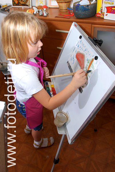Приобщение детей к культуре. Рисуем акварельными красками на мольберте.