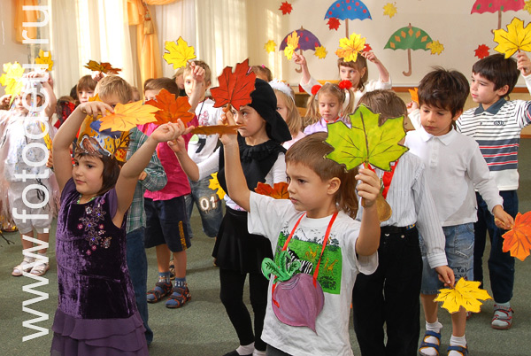 Детские утренники. Дети на празднике осени танцуют танец с листьями.