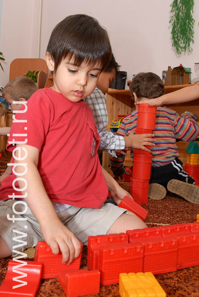 Фото детей в игре: Как строилась китайская стена.