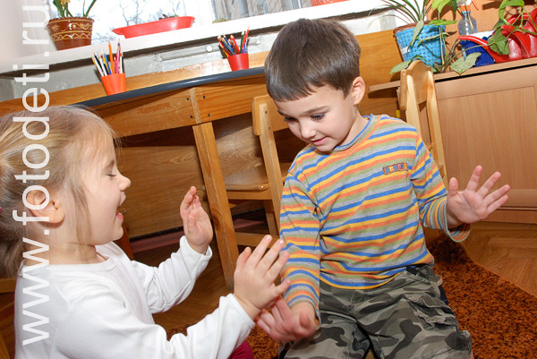 На фотографиях дети в процессе общения. Фотосъёмка детей в детских садах Москвы, фоторепортаж.