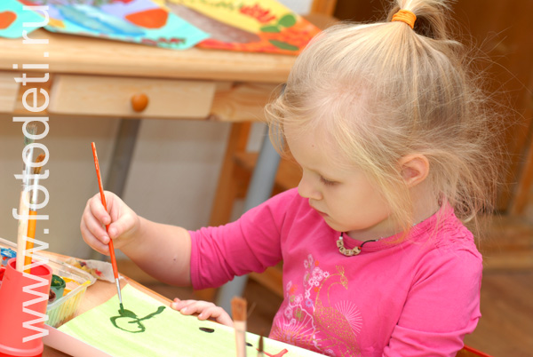 Творческое самовыражение детей. Малыши рисуют красками.