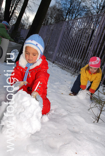 Фото детей в игре: Дети строят снеговика.