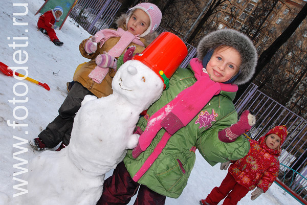 Фотографии детей из архива детского фотографа. Девочка со снеговиком.