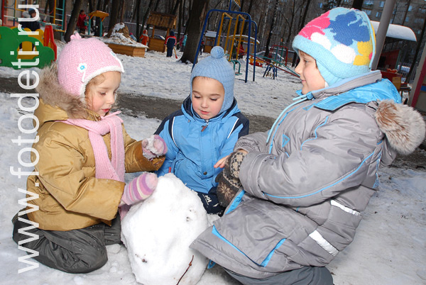 Фото детей в игре: Игра детей со снегом.