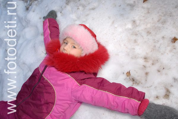 Фото детей в игре: Ребёнок на снегу.