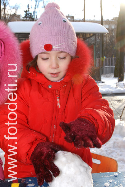 Фото детей в игре: Курыши – так называют снежки во Владимирской области.
