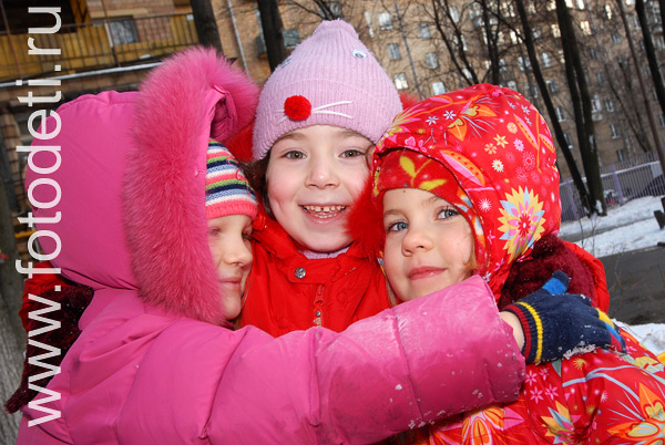 Дети на фото детского фотографа: Забавные зимние фотосессии с группой детей.