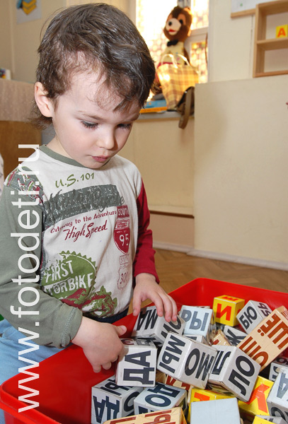 На фото дети в процессе обучения: Фото ребёнка с кубиками Зайцева.