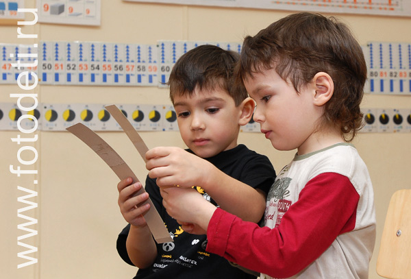 На фото дети в процессе обучения: Мальчики на развивающих занятиях в детском центре.