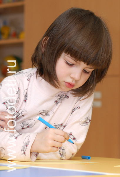 На фото дети в процессе обучения: Развитие навыка письма в детском центре.