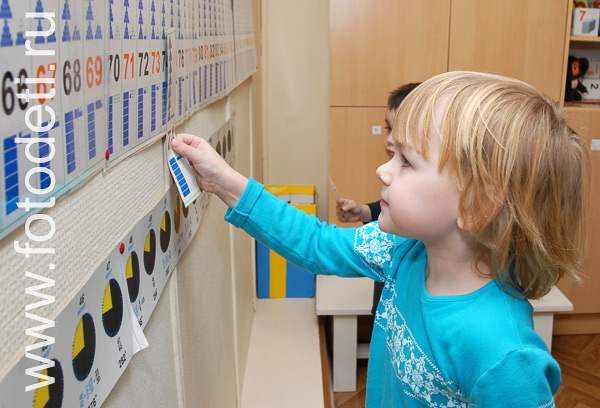 На фото дети в процессе обучения: Методика Зайцева для освоения счета.