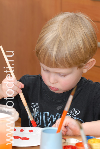 Развитие творческих способностей ребёнка. Фотогалереи рисующих детей на сайте детского фотографа.