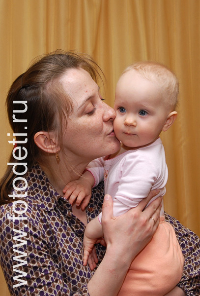 Детская социализация в процессе общения. На фото мама целует ребёнка в щёчку.