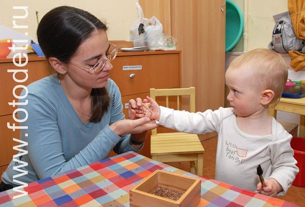 Общение детей. На фото ребёнок взаимодействует с педагогом раннего развития.