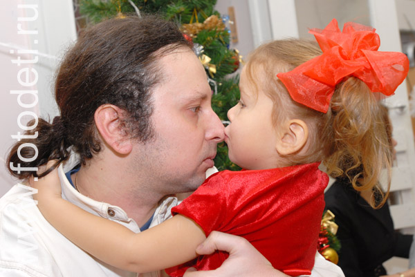 Позитивные фотографии с детьми: Дочка обнимает и целует папу в нос.
