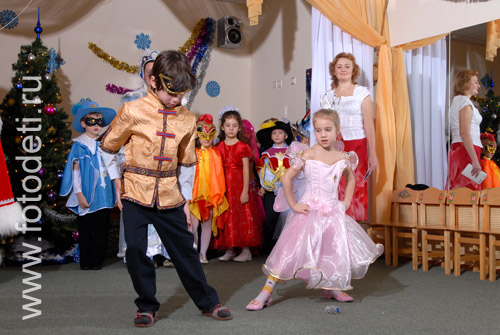 Фотогалерея детских праздников. Театрализованное выступление детей перед родителями на празднике.