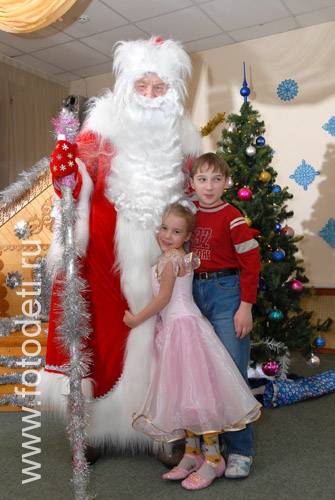 Фотогалерея детских праздников. Дети в обнимку с дедушкой Морозом.
