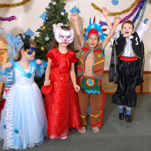 Фотогалерея детских праздников в разделе «Фото детей». Дети в карнавальных костюмах на групповом фото.