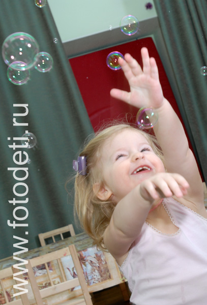 Фотографии детей из архива детского фотографа. Ребёнок играет с мыльными пузырями.