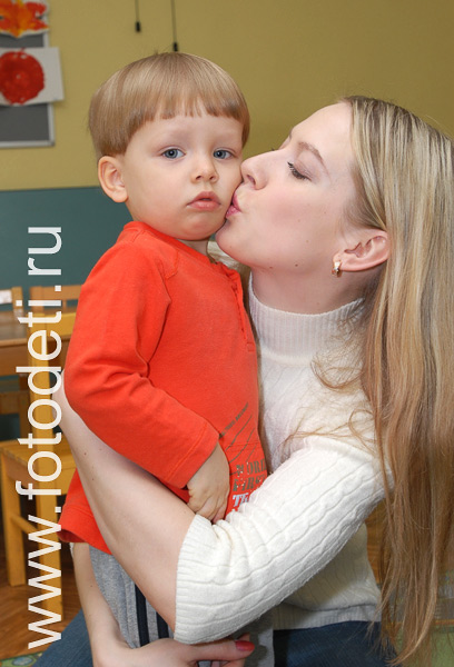 Общение детей. На фото мама нежно целует сына в щёку.