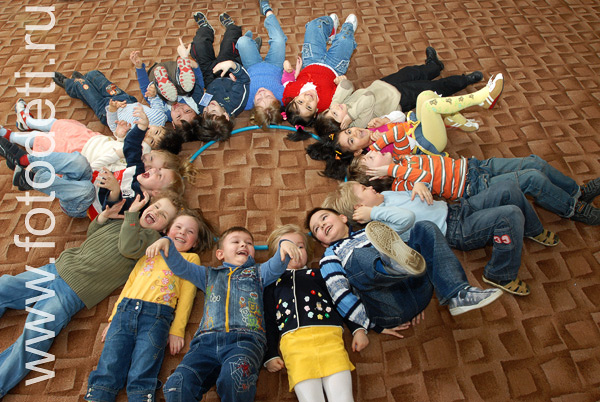 На фотографиях дети в процессе общения. Фотосъёмка детей в детских садах Москвы.