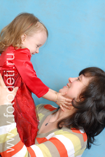 Фотографии детей в галере сайта фотодети.ру. Фотогалерея, посвящённая тому, как дети радуются вместе с мамой.