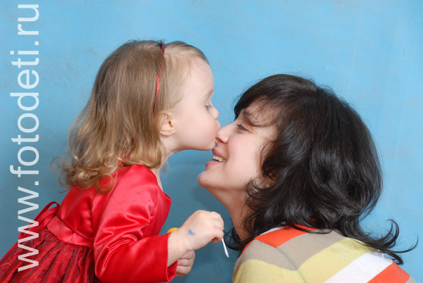 Общение детей. Дочка нежно целует свою маму в носик.