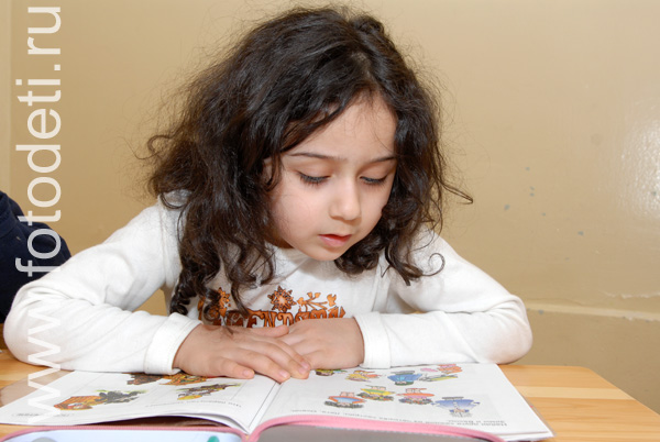 На фото дети в процессе обучения: Книжки для развития детской логики.