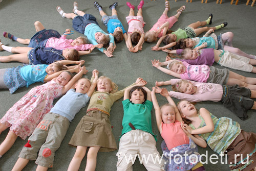 На фотографиях дети в процессе общения. Дети в деском саду пеликан в Москве.