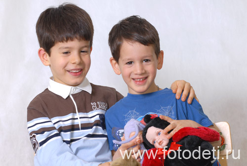 Детская социализация в процессе общения. Фотография двух детей-братьев.