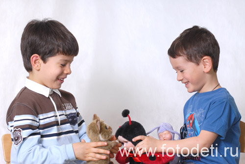 Детская социализация в процессе общения. Игрушки помогают детям взаимодействовать.