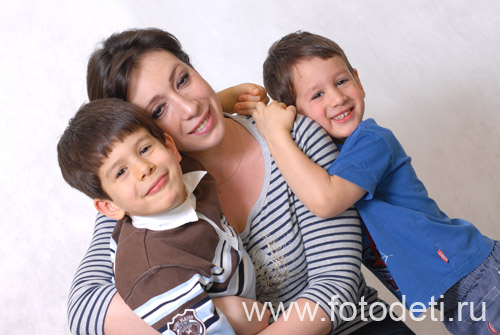 Общение детей. Студийный снимок мамы с двумя детьми.