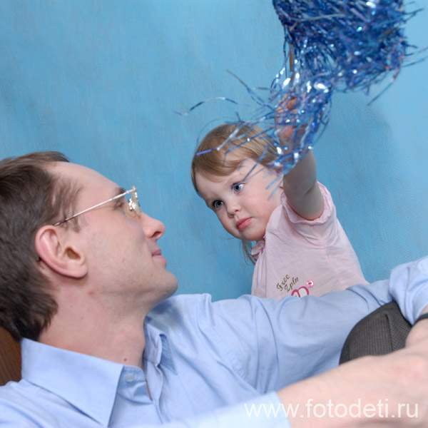 На фотографиях дети в процессе общения. Девочка показывает папе новую игрушку.