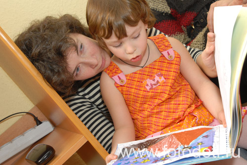 На фотографиях дети в процессе общения. Фотогалерея, посвящённая тому, как ребёнок читает вместе с мамой.