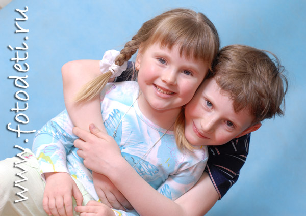 Фотография с детьми: Брат обнимает сестру.