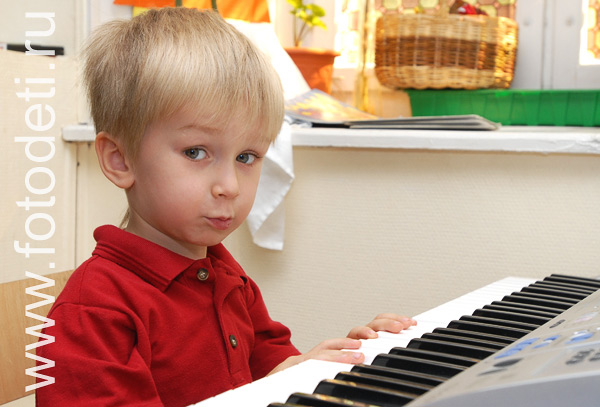 Развитие фантазии у детей. Обучение игры на клавишных инструментах.