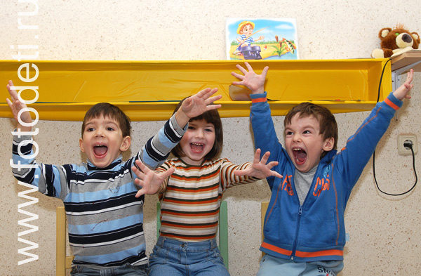 Дети на развивающих занятиях: Дети изучают эмоции на групповых занятиях в детском центре.