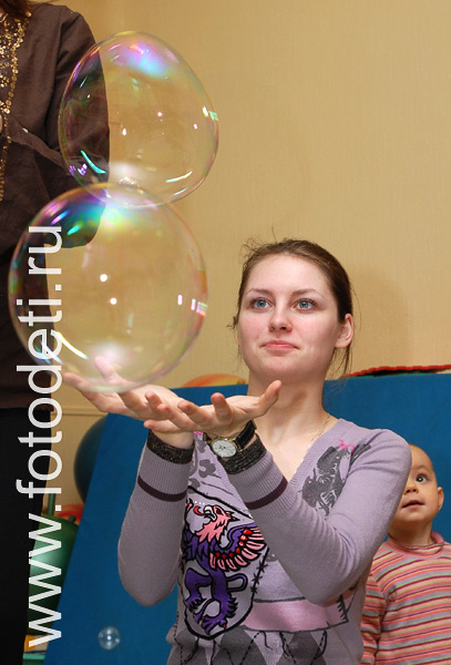 Фото детей в игре: Большие мыльные пузыри.