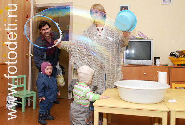 Фотография играющих детей: Мыльные пузыри на развивающих занятиях в детском центре.