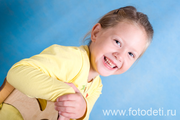 Фотка жизнерадостного малыша, на сайте московского фотографа Губарева Игоря: Портрет весёлой девочки