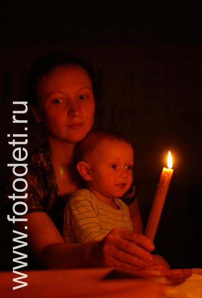 Фотографии детской игры: Мальчик с мамой и свечой.