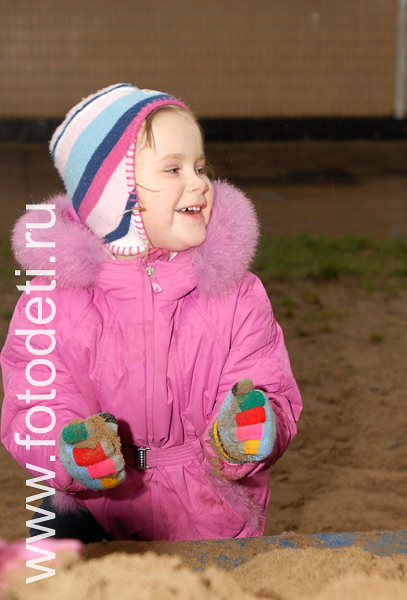 Фото детей в игре: Девочка в песочнице на детской площадке.