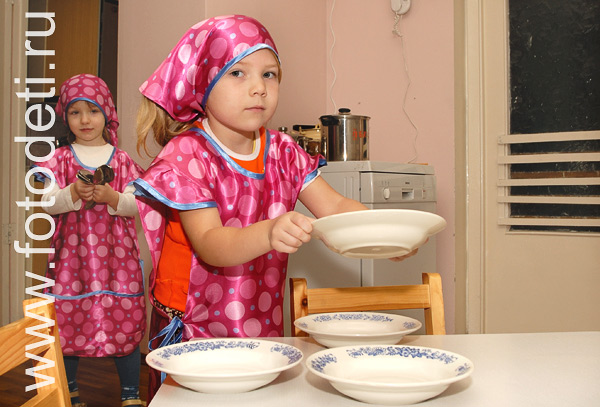 Методики раннего развития детей. Дети любят дежурить, помогать взрослым накрывать на стол.