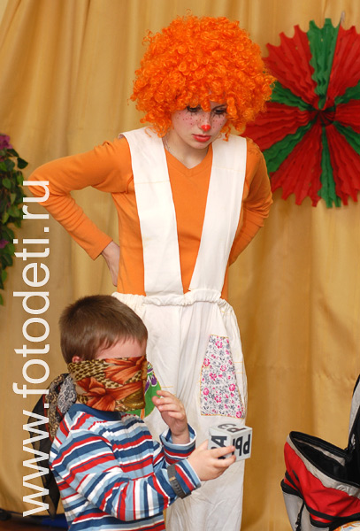 Фотографии детей на праздниках. Клоун проводит детский конкурс с кубиками Зайцева.