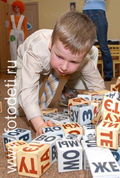 На фото дети учатся. Фотография мальчика с горой кубиков Зайцева.