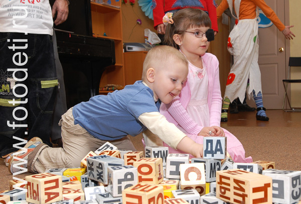 Фотографии детской игры: На фото целая куча кубиков Зайцева.