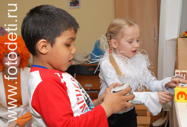 На фото дети учатся. На фото праздничные конкурсы с кубиками Зайцева.