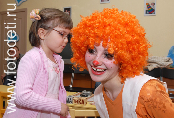 Дети на празднике. Девочка с клоуном на детском празднике.